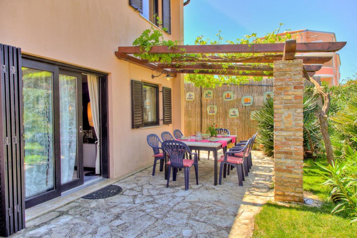 Villa Dolce Vita **** Premantura Bagian luar foto