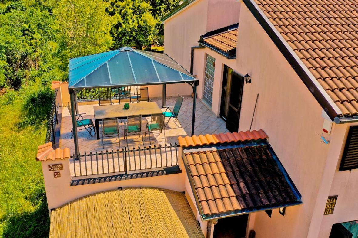 Villa Dolce Vita **** Premantura Bagian luar foto